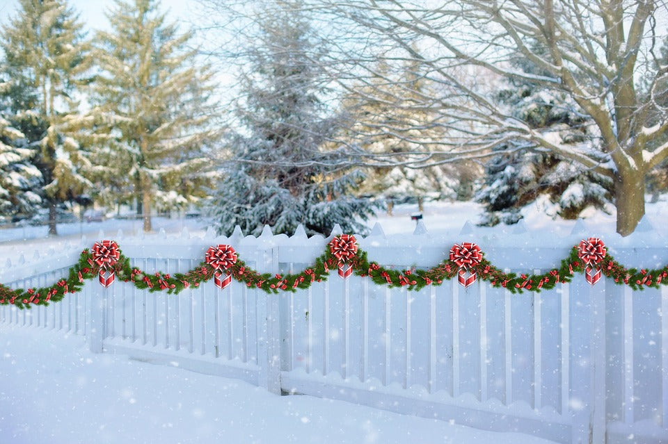 How to Decorate Your Fence for the Holidays
