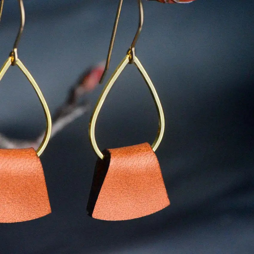 Handmade Folded Leather Earrings for Women 2021 Fashion Sample Jewelry Authentic Leather Wrap Gold Wire Teardrop Earrings Gifts
